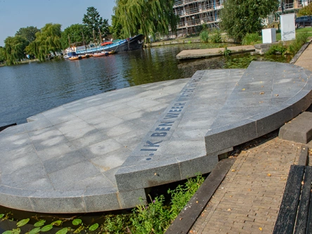 stiltemonument-444x333