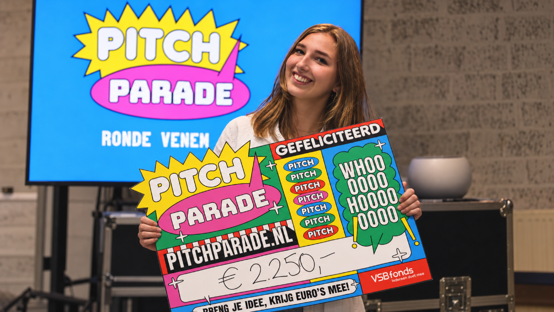 Charlotte houdt de Pitch Parade-cheque